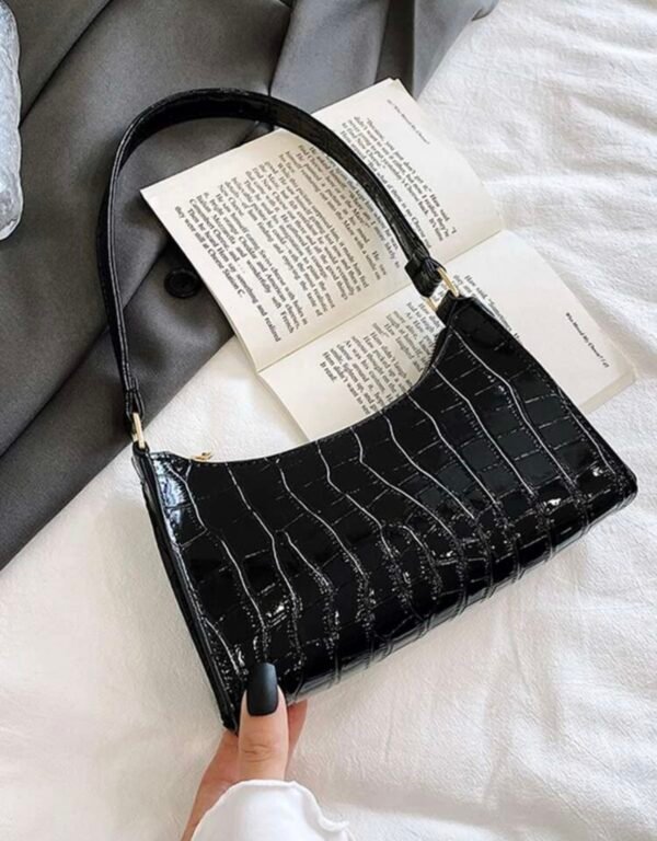 Bag baguette con cocodrilo en relieve.