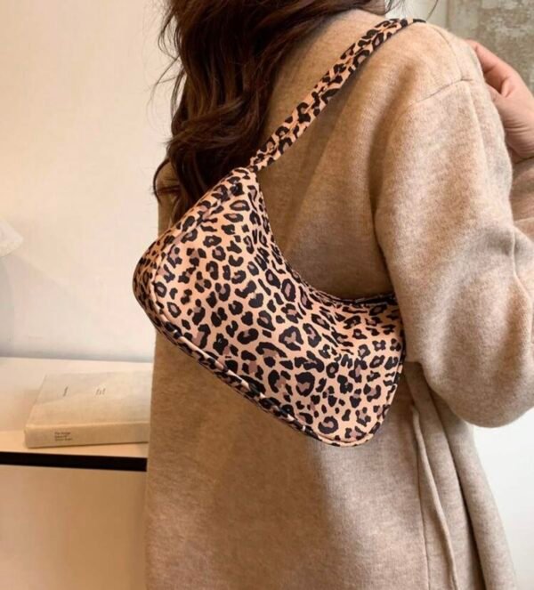 Bag de hombro con diseño en animal print. - Imagen 2